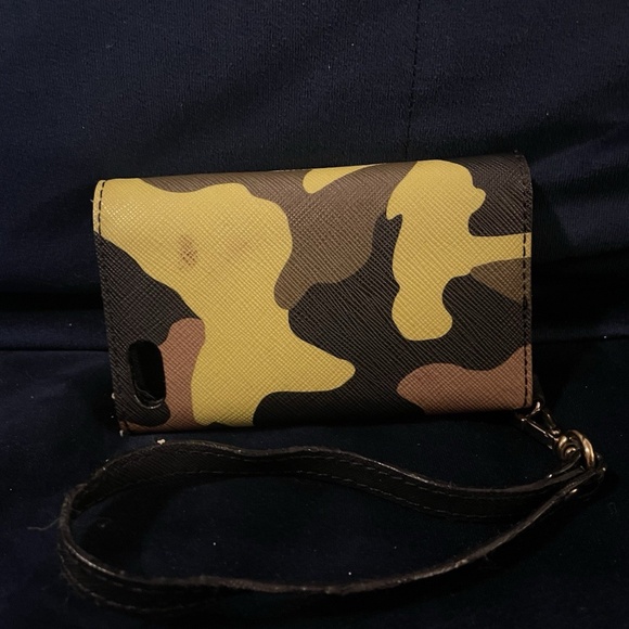 Michael Kors 5S Poppy Phone Wristlet Camo - Picture 3 of 5